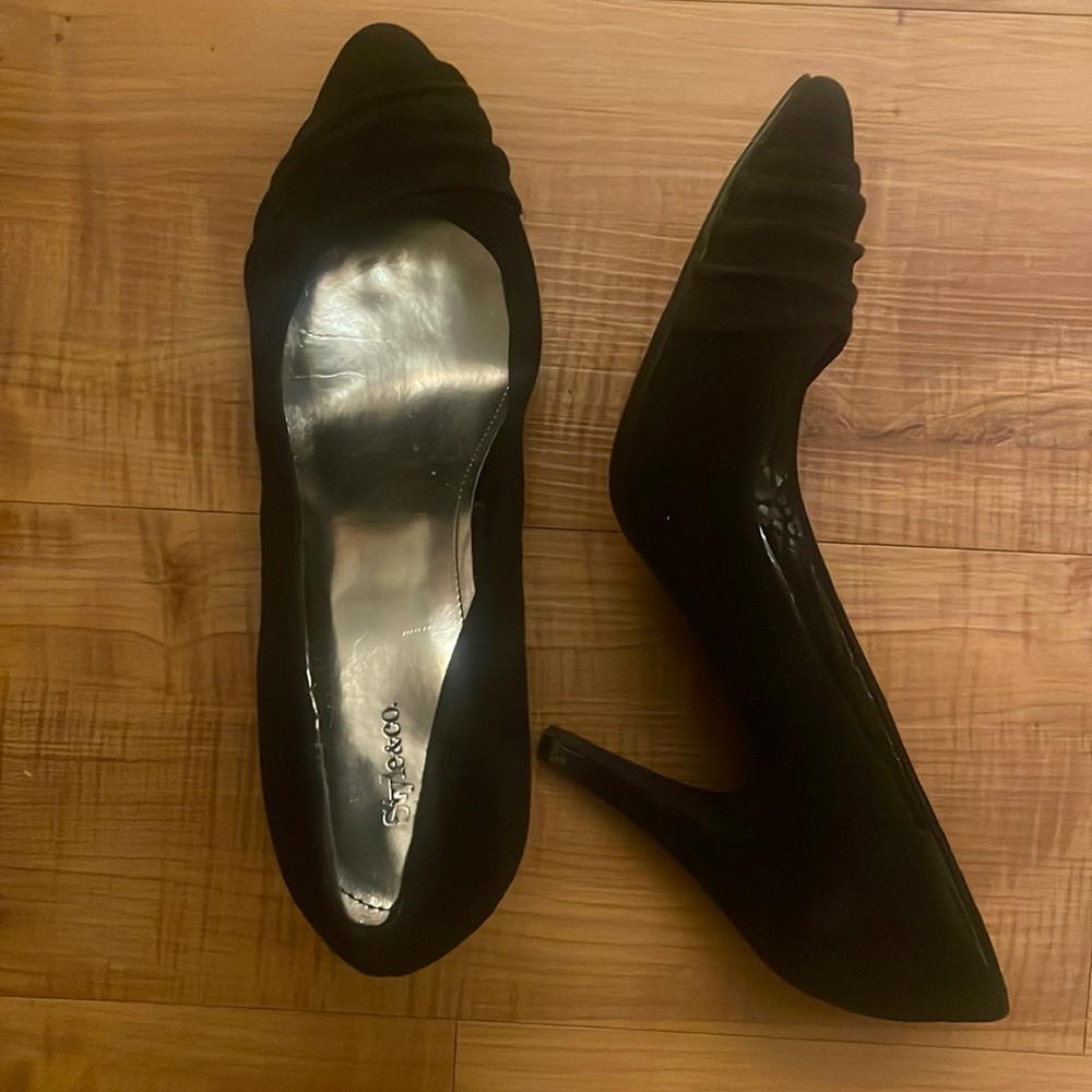 Velvet pumps
